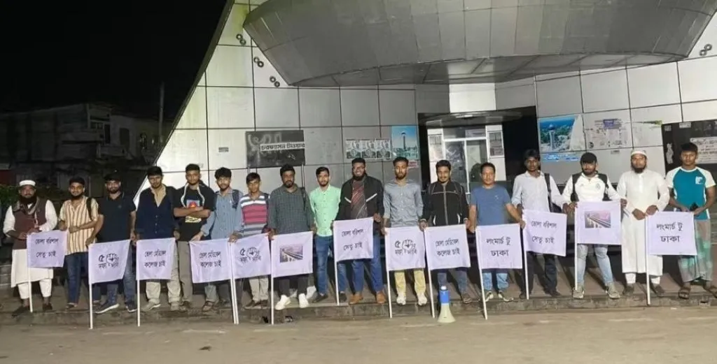 ৫ দফা দাবি: চরফ্যাশন থেকে পায়ে হেঁটে সেতু ভবনের দিকে আসছেন শিক্ষার্থীরা